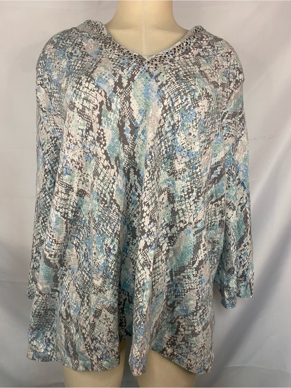Ruby Rd. Woman V-Neck Snakeskin Print Top in Blue, Gray-White Women’s Size 3X